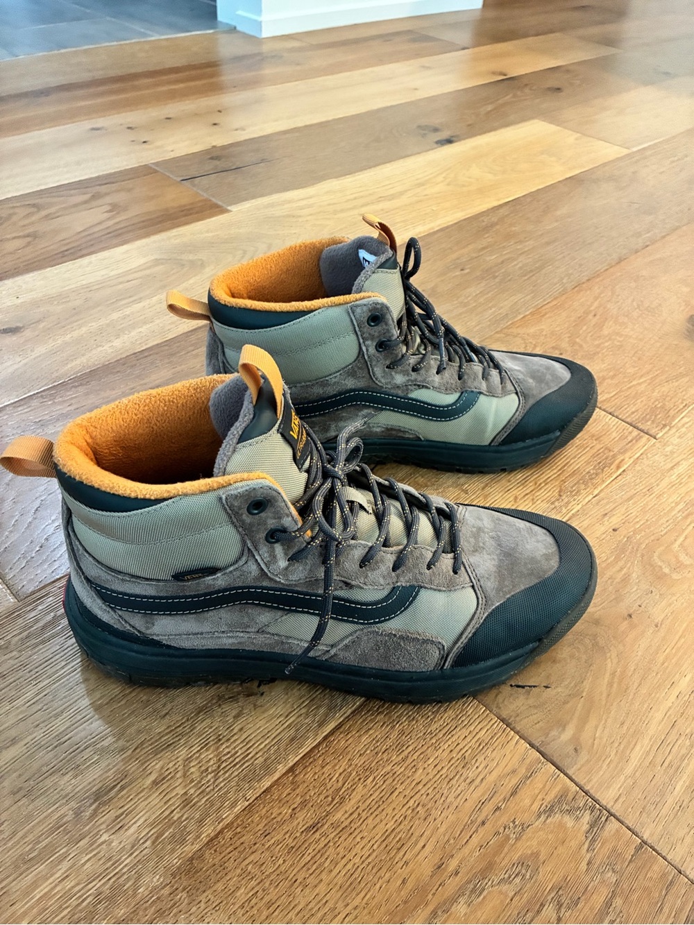 Vans Men’s UltraRange EXO Hi MTE-1 sneakers, Size 11